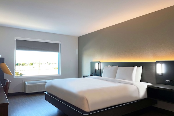 Tabla de planchar con plancha, wifi gratis y ropa de cama