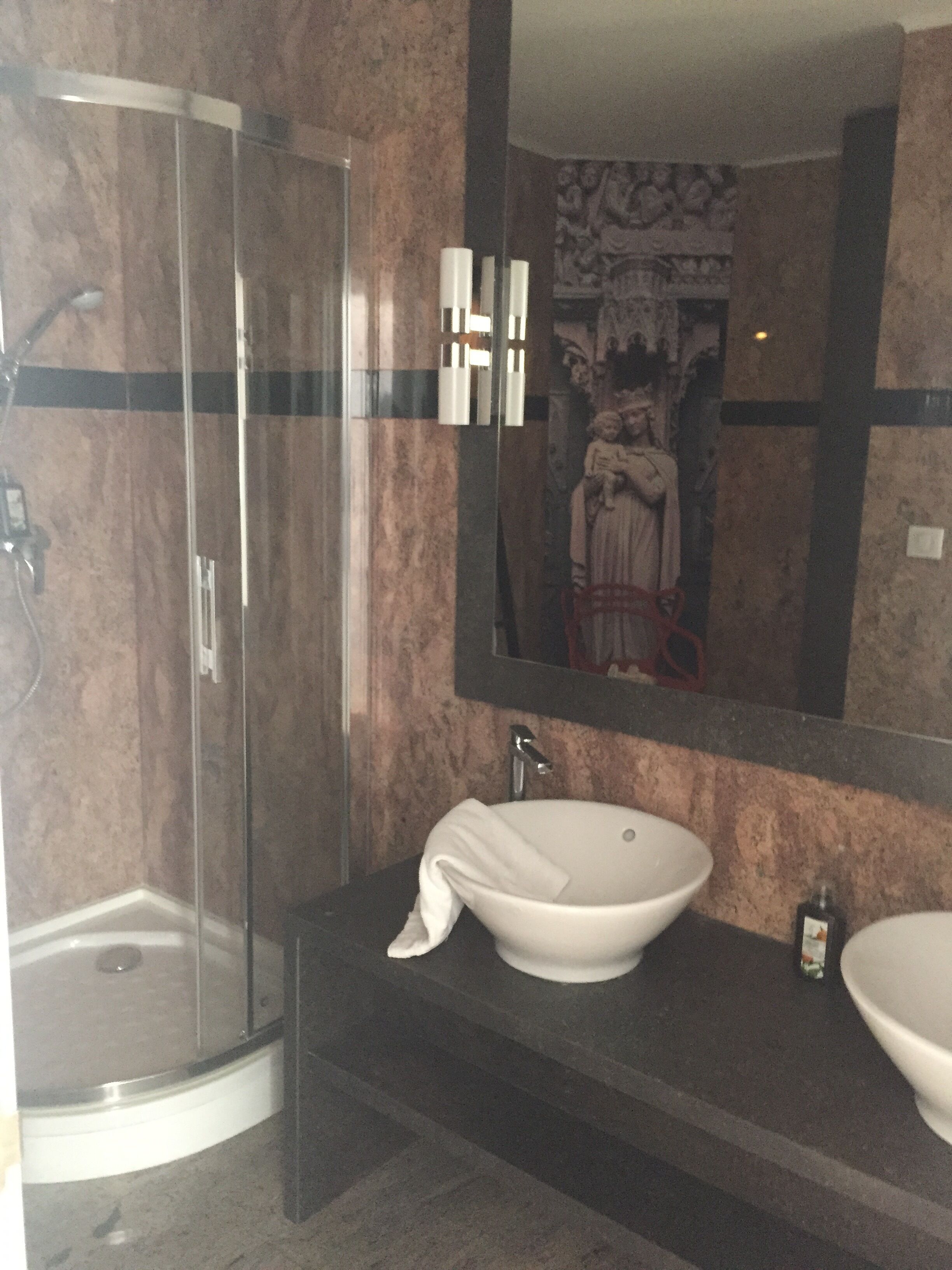 Apartamento urbano | Banheiro | Chuveiro, produtos de toalete grátis, secador de cabelo 