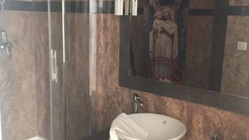 Apartamento urbano | Banheiro | Chuveiro, produtos de toalete grátis, secador de cabelo