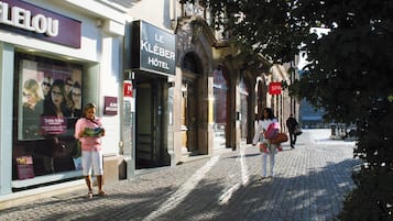 Check-in/check-out kiosk