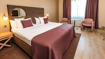 Standard Oda, 1 Çift Kişilik veya 2 Tek Kişilik Yatak | Een minibar, een kluis op de kamer, verduisterende gordijnen