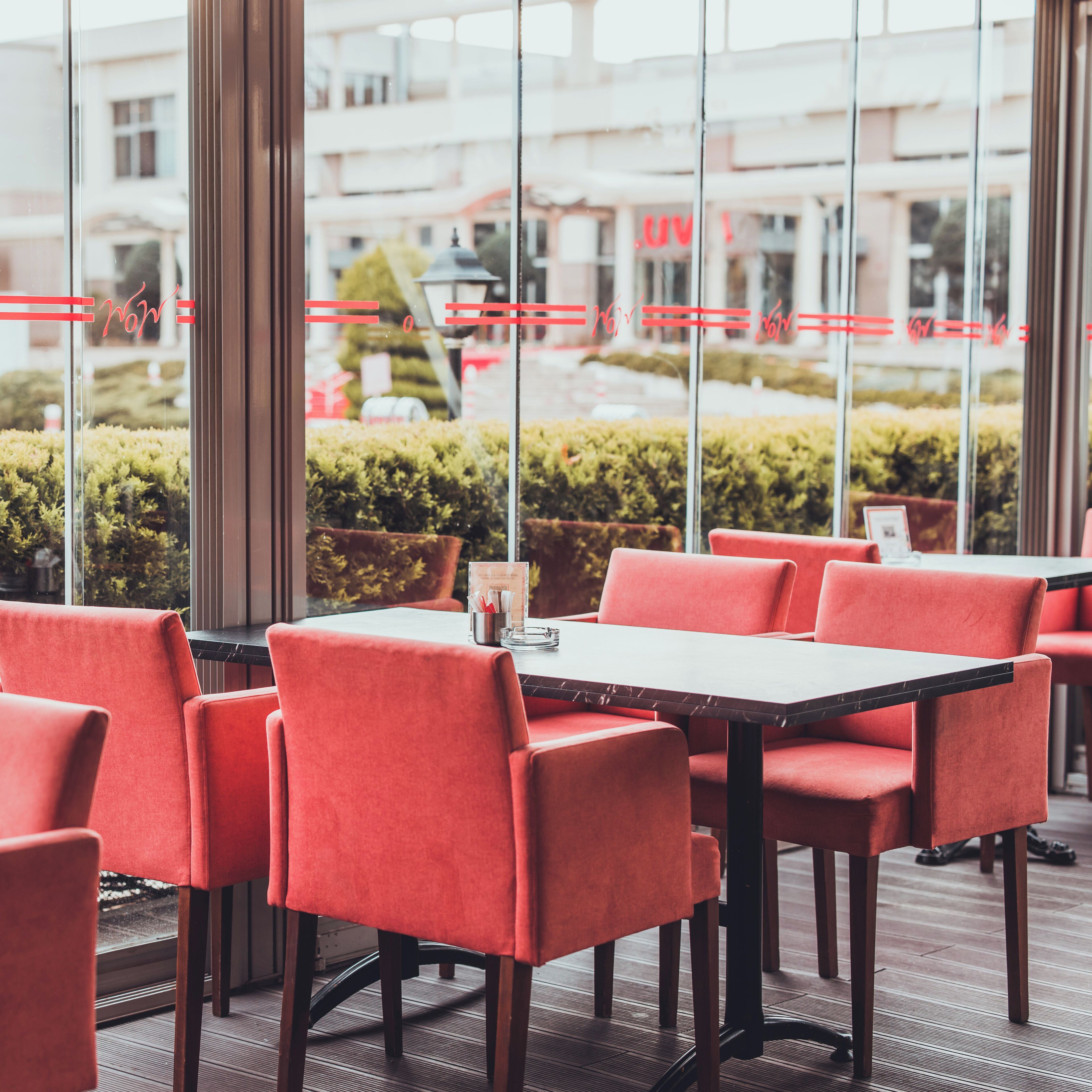 Ein Restaurant mit roten Sitzmöbeln und einem schwarzen Tisch.