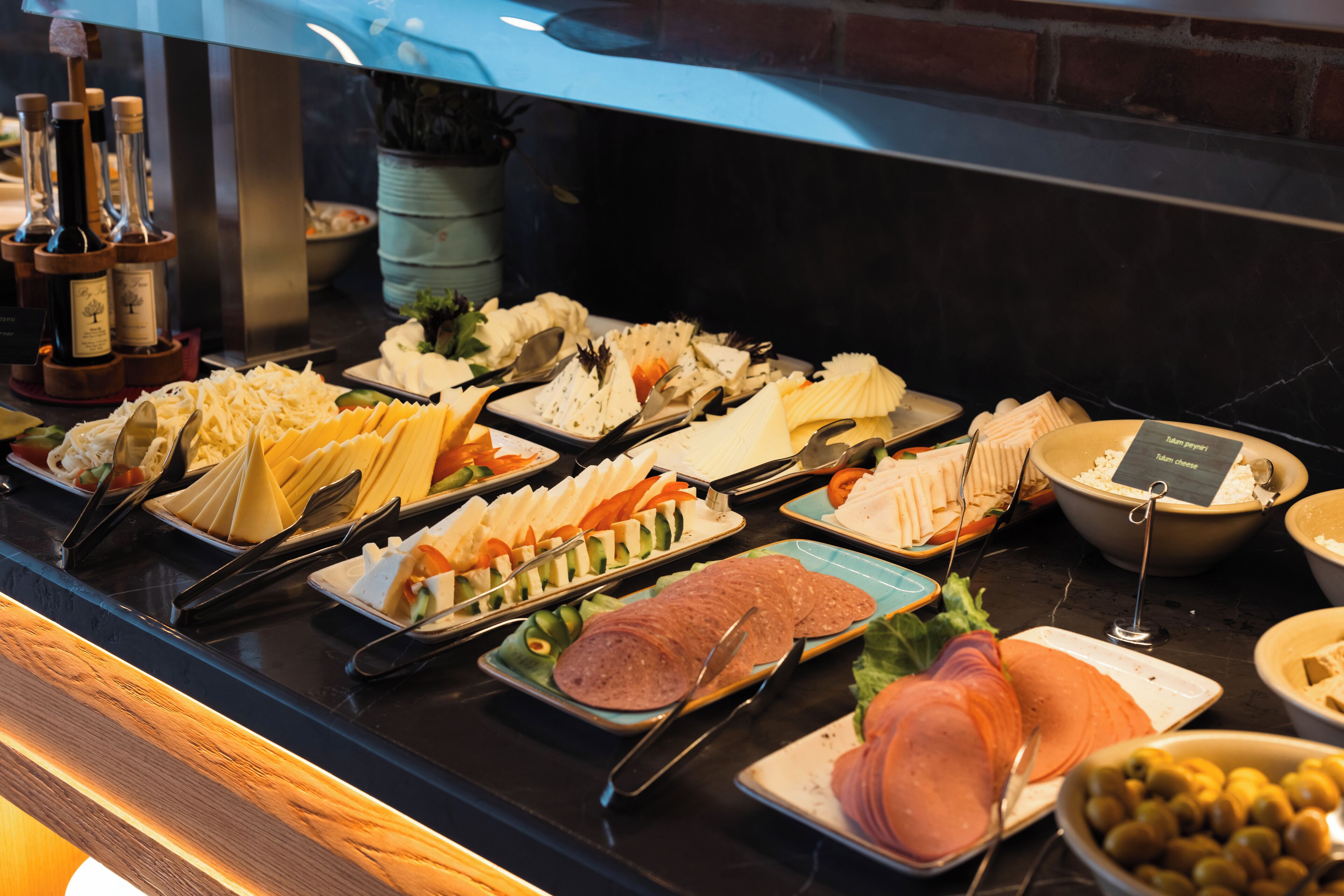 Un buffet proposant une variété de plats et d'accompagnements.
