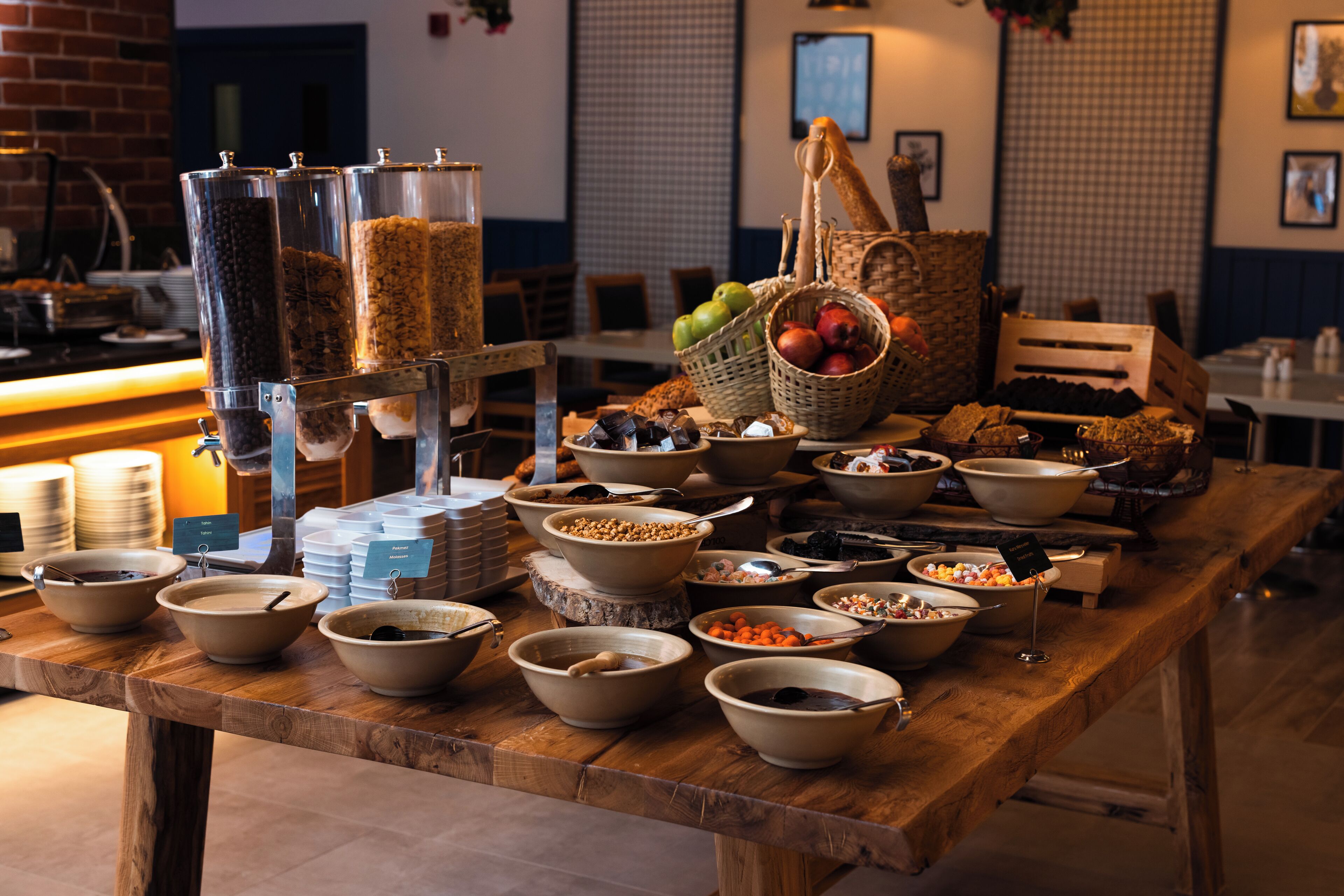 Una mesa de bufé con diversos alimentos y recipientes.