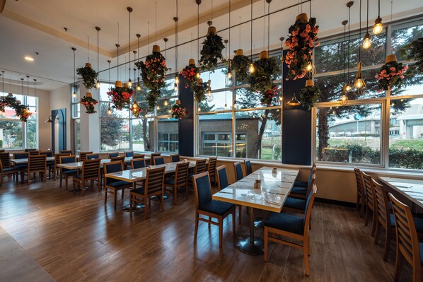 Petit déjeuner, déjeuner et dîner servis sur place