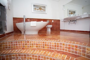 Deluxe Room | Bathroom | Combined shower/tub, free toiletries, hair dryer, towels
