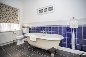 Suite | Bathroom | Combined shower/tub, free toiletries, hair dryer, towels