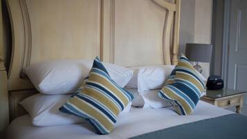 Suite | Desk, iron/ironing board, free WiFi, bed sheets