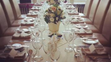 บริการอาหารกลางวัน อาหารเย็น, อาหารอังกฤษ, วิวทะเล