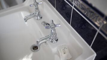 ห้องสแตนดาร์ดดับเบิล | ห้องน้ำ | ฝักบัวในอ่างอาบน้ำ, ของใช้ในห้องน้ำฟรี, ไดร์เป่าผม, ผ้าเช็ดตัว