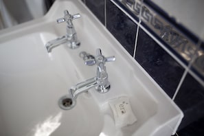 Standard Double Room | Bathroom | Combined shower/tub, free toiletries, hair dryer, towels