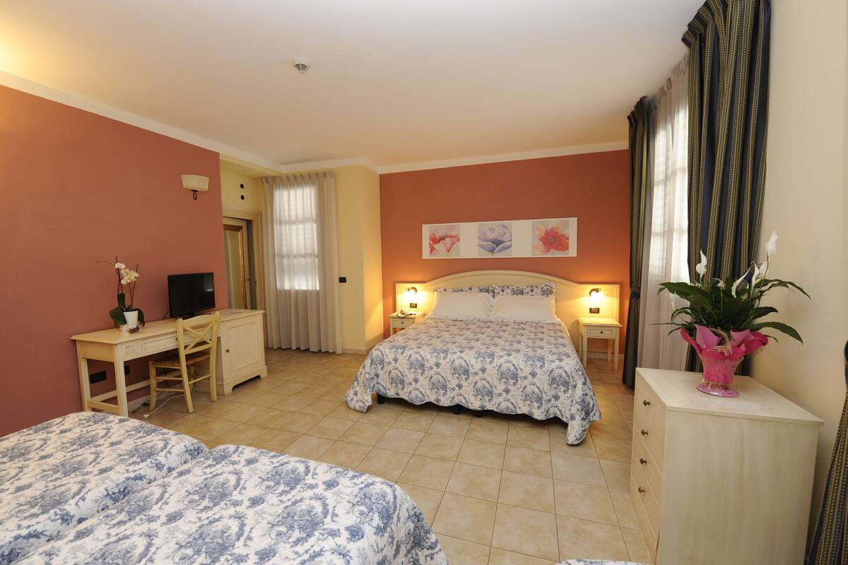 Standard Triple Room | Minibar, in-room safe, desk, WiFi (free)