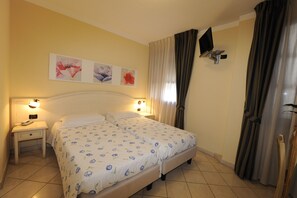 Habitación estándar doble | Minibar, caja fuerte, escritorio y wifi gratis