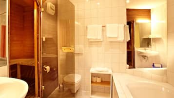 Standardværelse - 1 dobbeltseng | Badeværelse | Miljøvenlige toiletartikler, hårtørrer, håndklæder