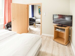 Escritorio, wifi gratis y ropa de cama 