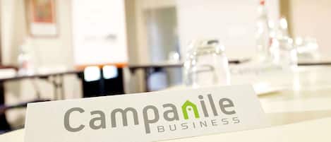 Une enseigne pour Campanile Business, avec un décor intérieur moderne en arrière-plan.