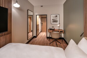 Standard Room, 1 Katil Ratu (Queen) | Peralatan tempat tidur hipoalergenik, meja, Wi-fi percuma, cadar katil 