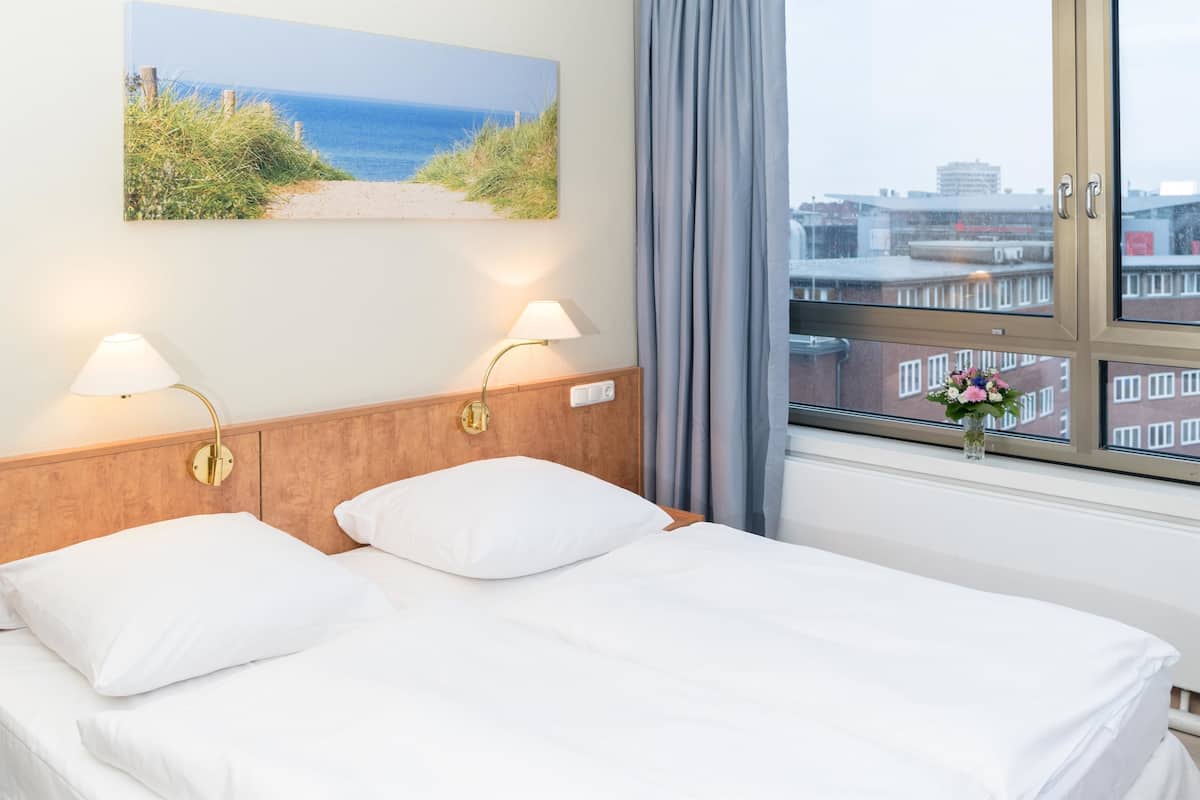 Hypo-allergenic bedding, desk, free WiFi, bed sheets