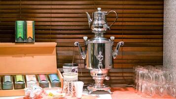 Un samovar tradizionale con servizi da tè e bicchieri su un tavolo.