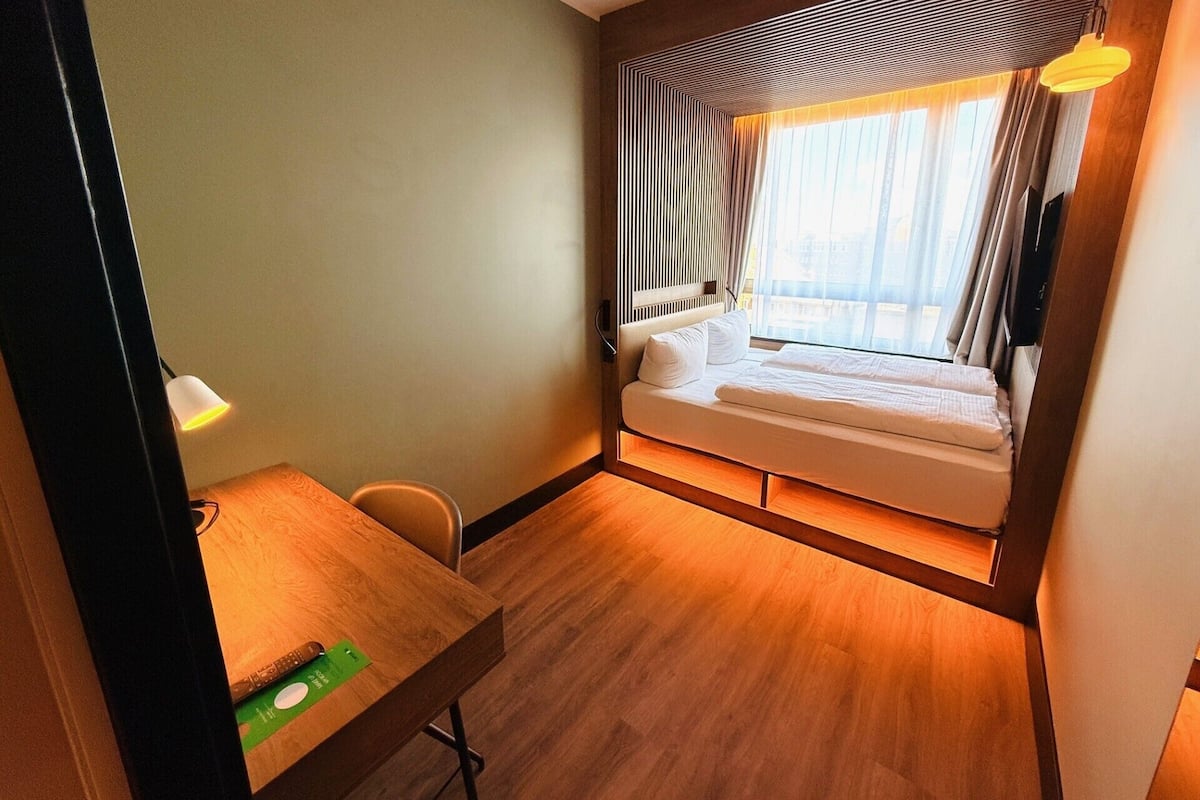 Standard Room, 1 Queen Bed