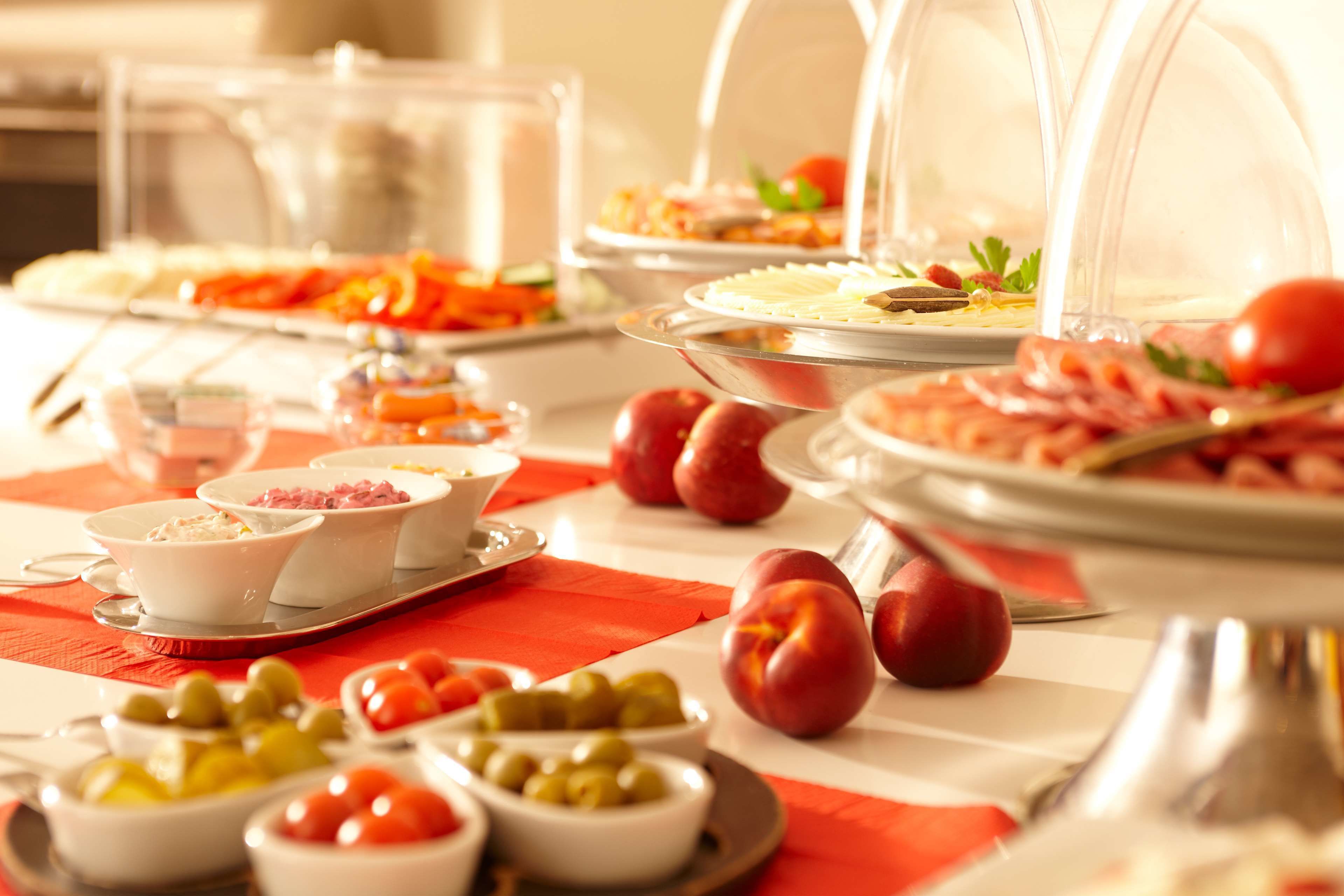 Un bufé con diversas opciones de comida y frutas.