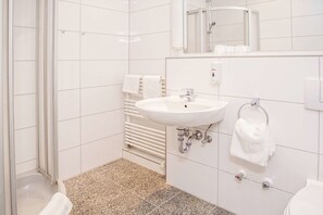 Shower, perlengkapan kamar mandi ramah lingkungan,  dan pengering rambut