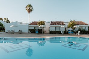 Seasonal outdoor pool, pool umbrellas, sun loungers - Resort Fior Di Sardegna (Posada)