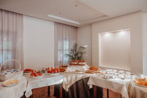 Tägliches inbegriffenes Frühstücksbuffet