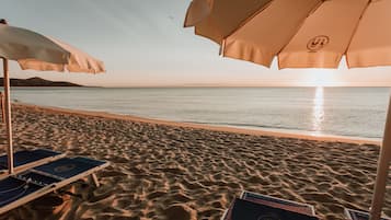 Playa privada en los alrededores, camastros y sombrillas