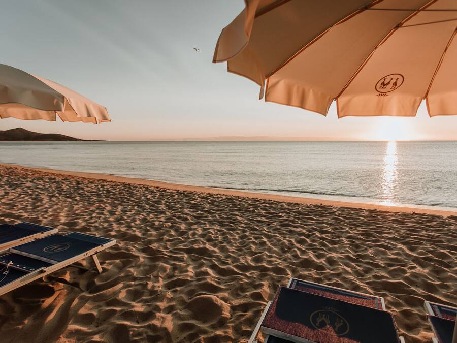 Privatstrand in der Nähe, Liegestühle, Sonnenschirme, Strandtücher