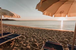 Playa privada en los alrededores, sillas reclinables de playa