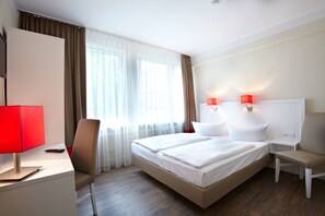 Standaard kamer, 2 eenpersoonsbedden | Een bureau, gratis wifi, beddengoed