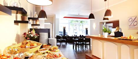 平日供應吃到飽早餐 (每人 EUR10)