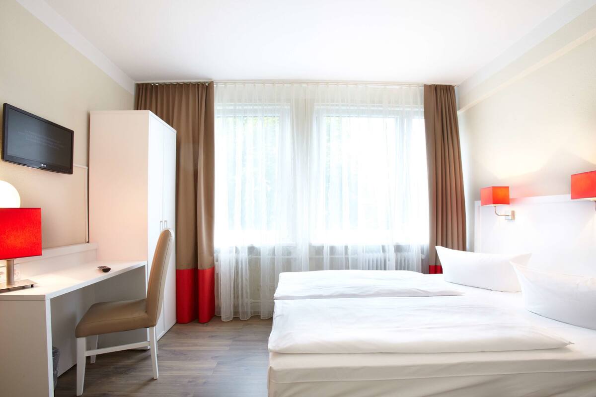 Chambre Standard, 2 lits une place | Bureau, Wi-Fi gratuit, draps fournis