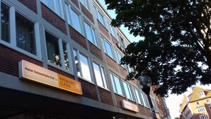 A building with a sign indicating it is the Hotel Ostseehalle Kiel. - Hotel Ostseehalle Kiel by Premiere Classe (Kiel)