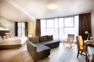 Suite junior, 2 camas individuales | Ropa de cama hipoalergénica y espacio para trabajar con un portátil