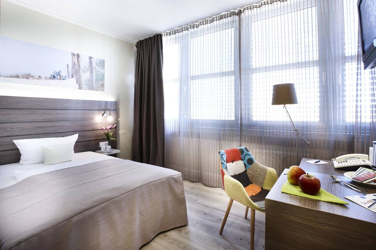 Habitació Comfort, 1 llit de matrimoni gran | Roba de llit hipoal·lergògena i espai de treball apte per a portàtils 