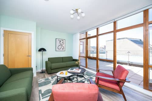 Penthouse, 3 chambres | Coin séjour | Télévision à écran plat