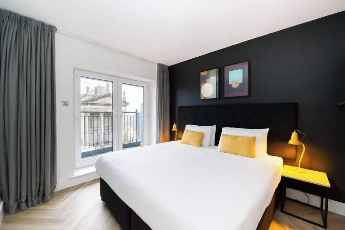 Luxe beddengoed, een strijkplank/strijkijzer, gratis wifi, beddengoed