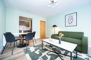 Leilighet – standard, 2 soverom | Oppholdsområde | Flatskjerm-TV