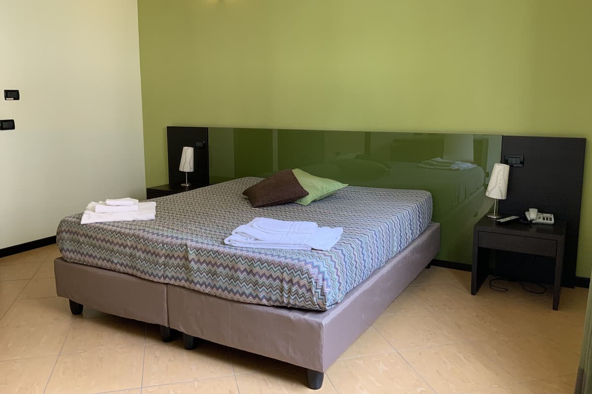 Kamar Double | Seprai antialergi, minibar, brankas, dan meja kerja