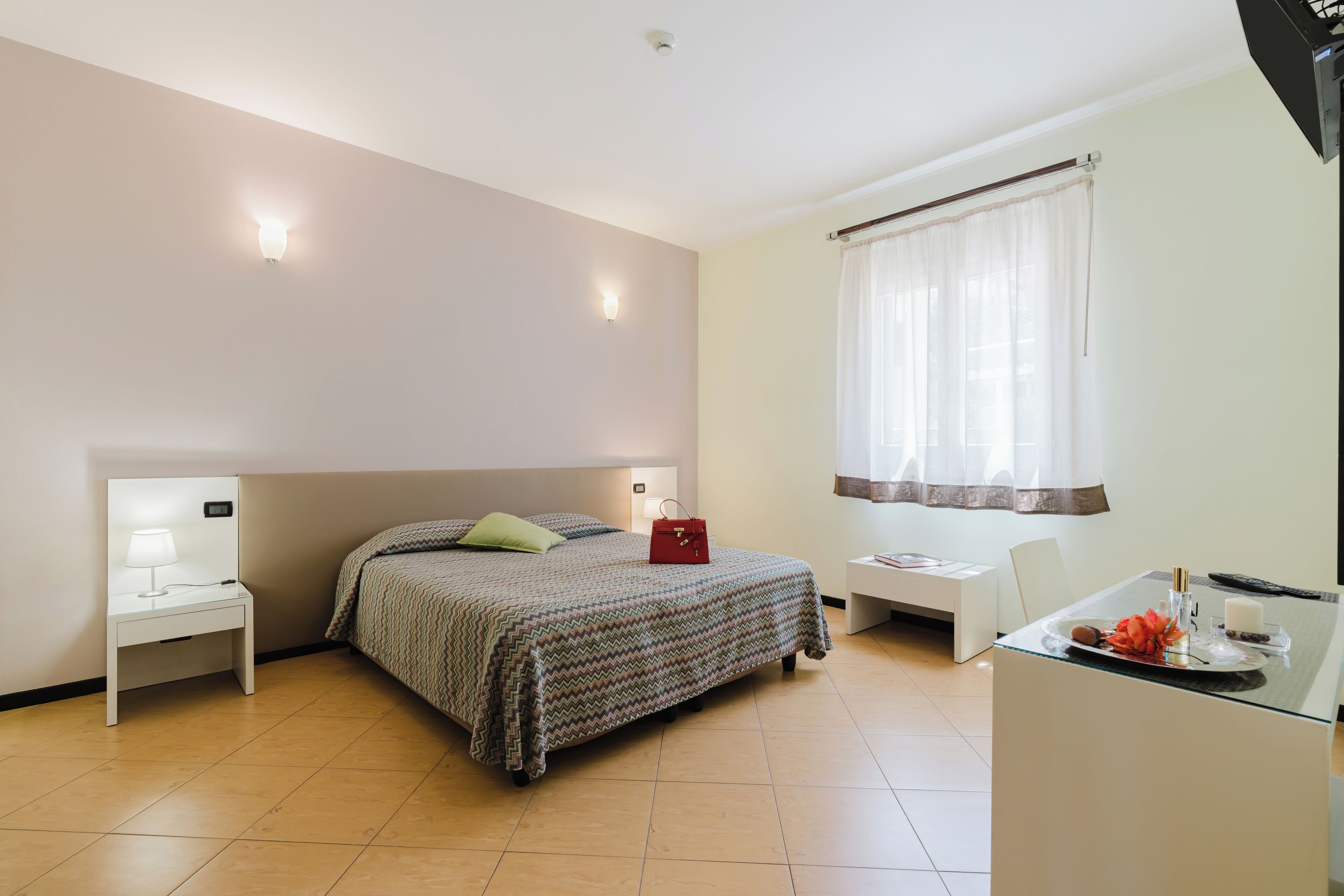 Double Room | Hypo-allergenic bedding, minibar, in-room safe, desk