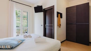 Quarto casal clássico | Roupas de cama antialérgicas, frigobar, cofres nos quartos, escrivaninha