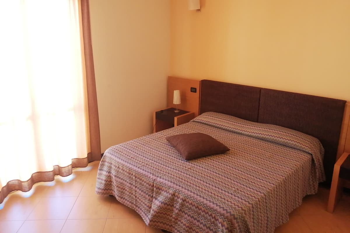 Kamar Triple | Seprai antialergi, minibar, brankas, dan meja kerja