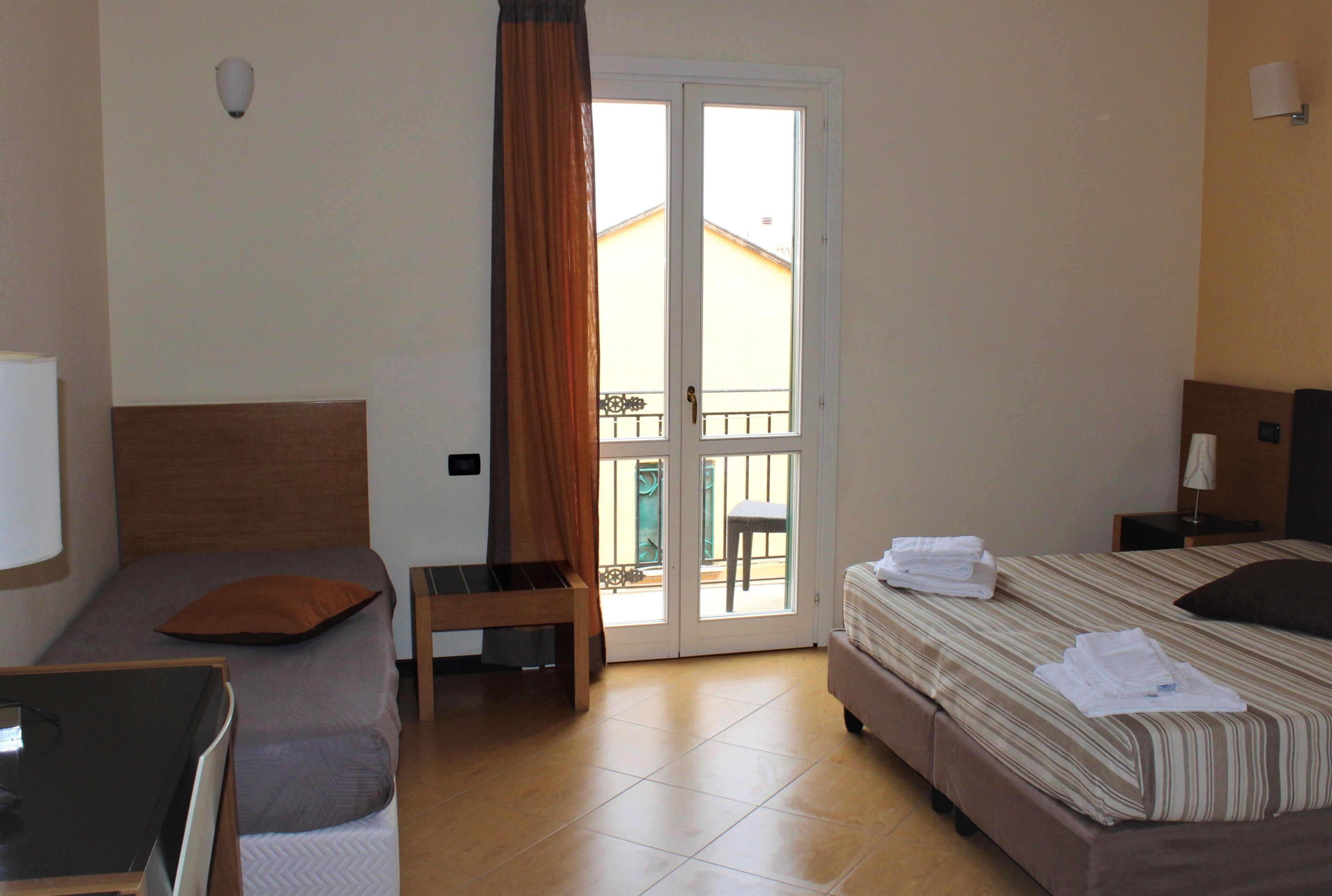 triple room | hypo-allergenic bedding, minibar, in-room safe, desk