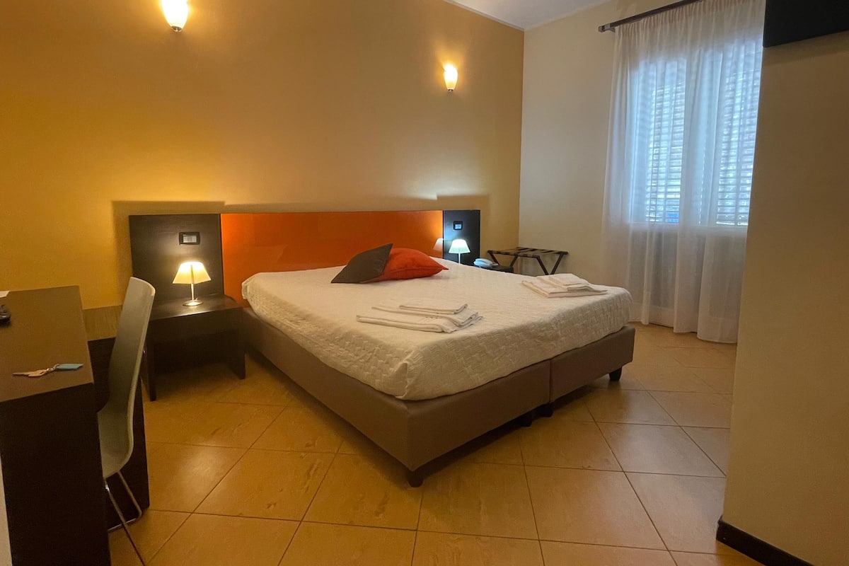 Kamar Klasik | Seprai antialergi, minibar, brankas, dan meja kerja