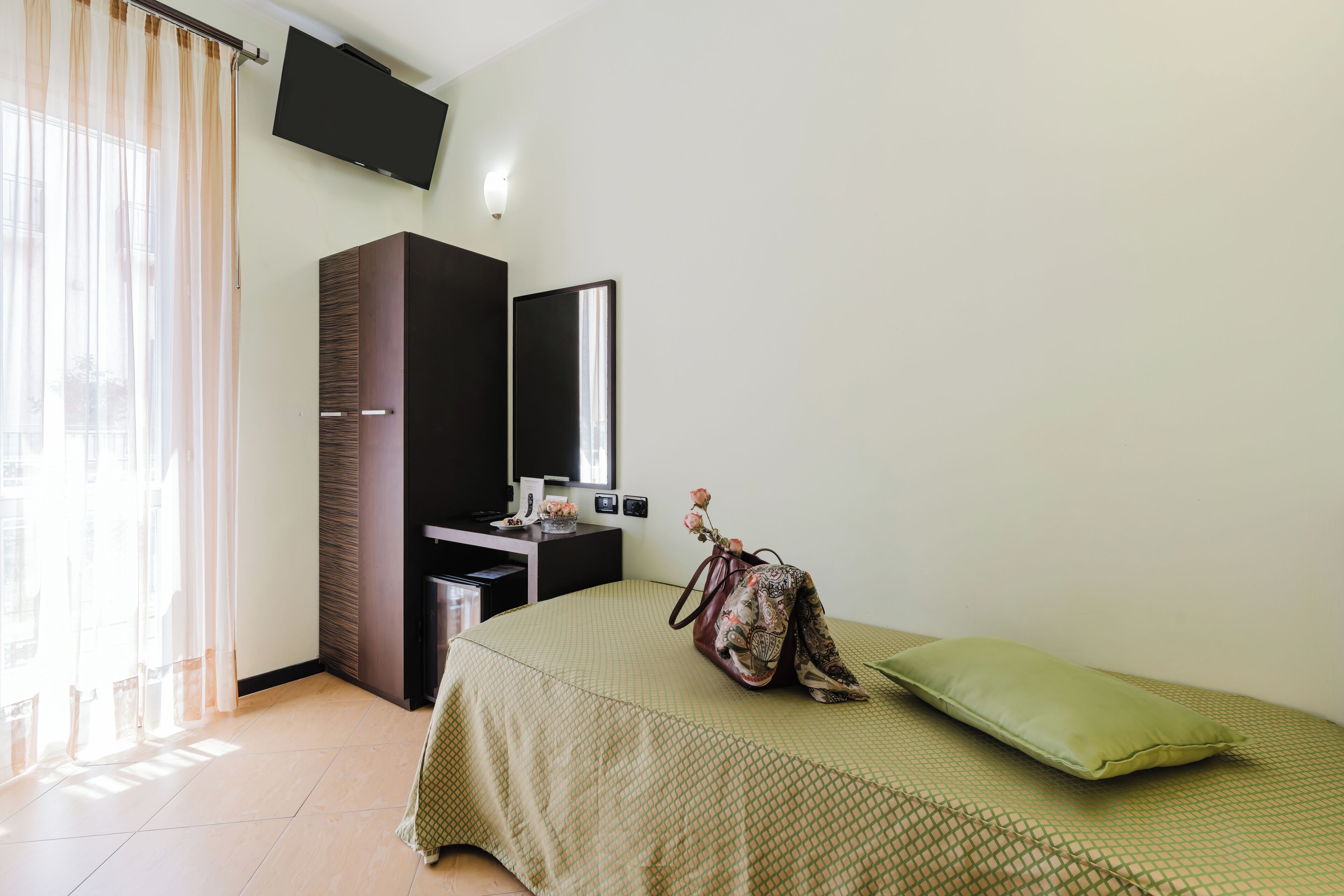 Single Room | Hypo-allergenic bedding, minibar, in-room safe, desk
