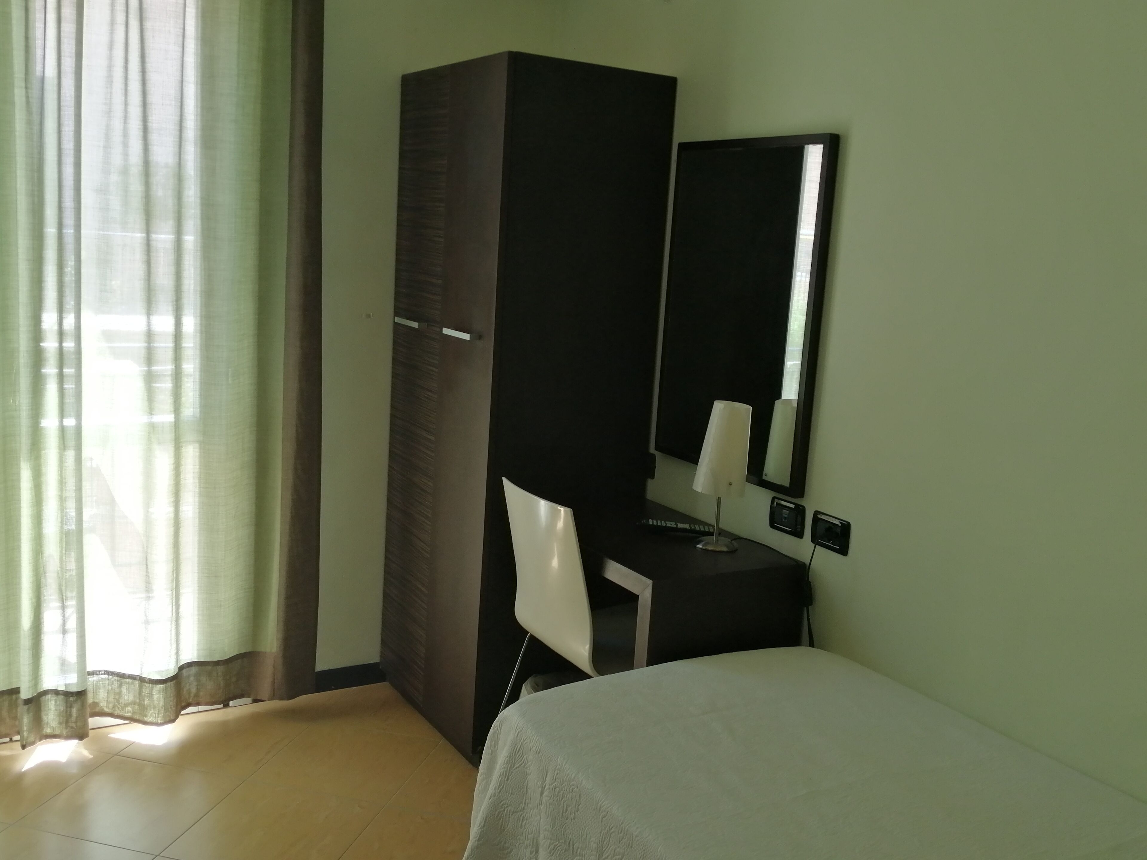 single room | hypo-allergenic bedding, minibar, in-room safe, desk