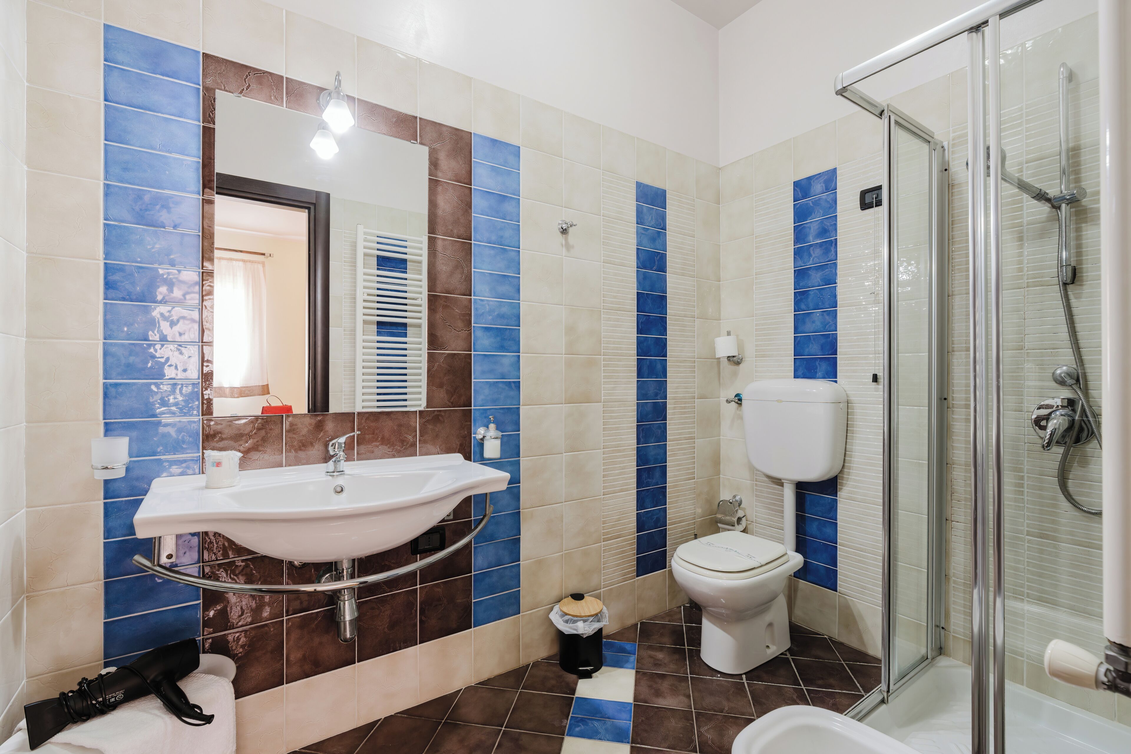 Ein Badezimmer mit Waschbecken, Toilette und Dusche.