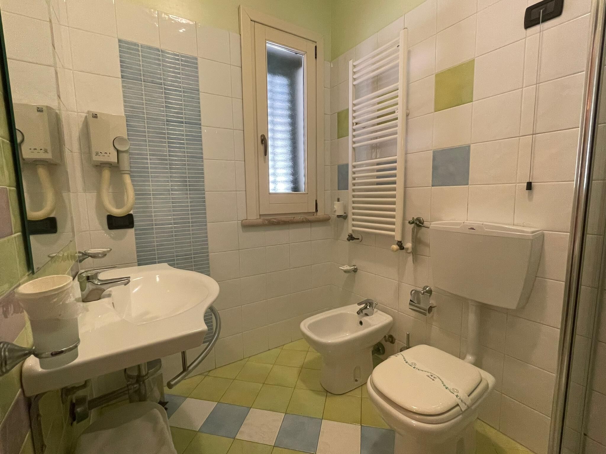 classic room | bathroom | free toiletries, hair dryer, bidet, towels
